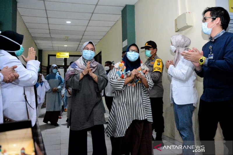 Tim medis menyambut warga yang dinyatakan sembuh COVID-19 di Batam, beberapa waktu lalu. ANTARA/ Pradanna Putra Tampi