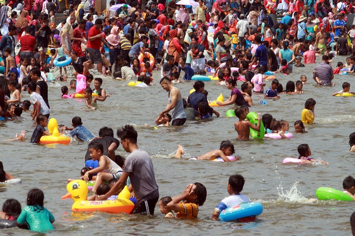 Kawasan wisata Pantai Ancol saat libur Natal dan Tahun Baru 2017. (Foto: MerahPutih/Dery Ridwansah)