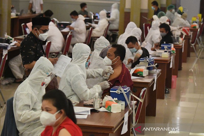 Tenaga medis menyuntikkan vaksin kepada buruh dan pekerja di Jakarta, Selasa (4/5/2021). Vaksinasi massal yang dilakukan oleh Kementerian Ketenagakerjaan tersebut diikuti oleh 1.000 pekerja dan buruh, berlangsung dalam rangka memperingati Hari Buruh 2021. ANTARA FOTO/Akbar Nugroho Gumay