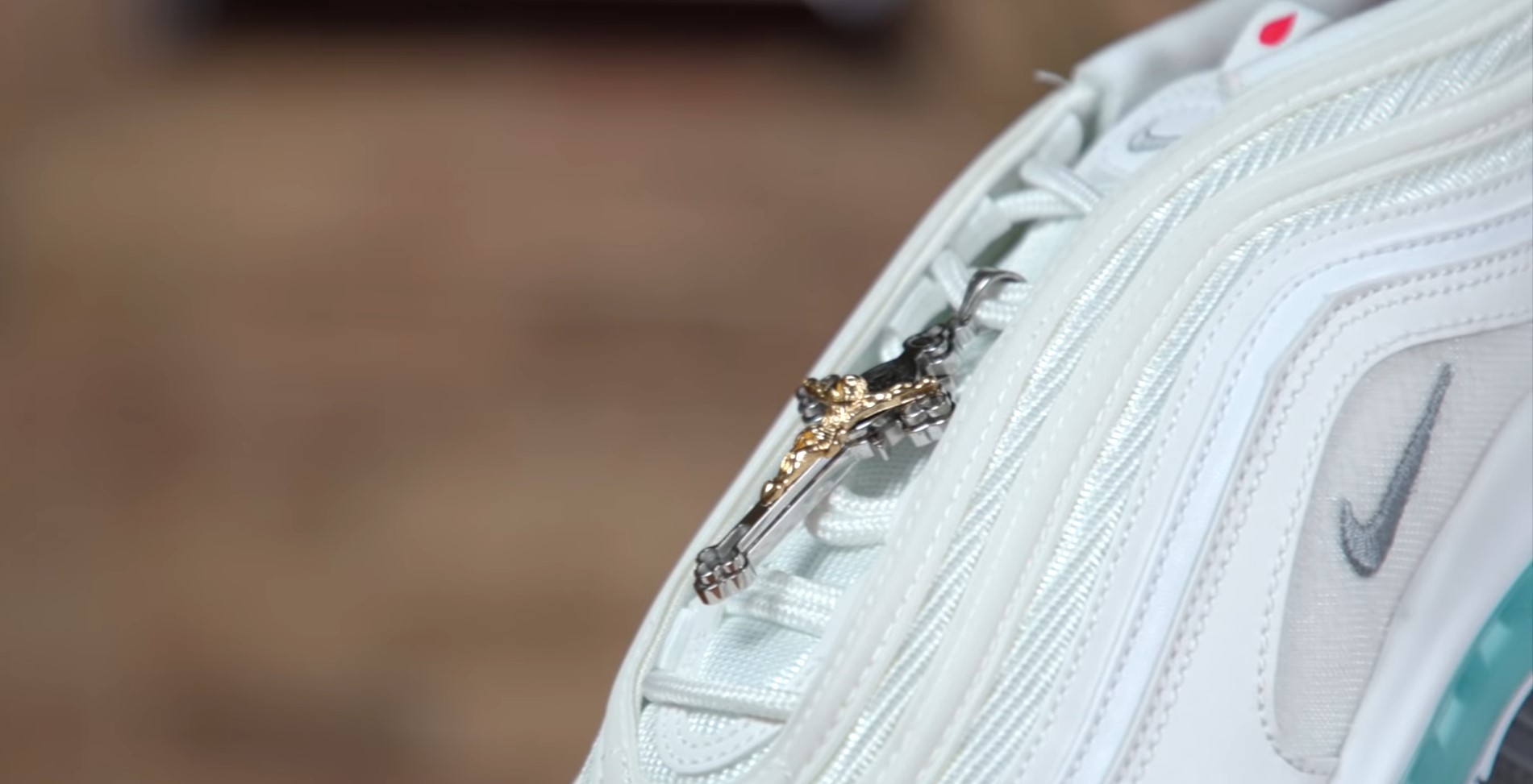 'Jesus Shoes' Dirilis Lengkap dengan Air Suci, Dibanderol Hingga Rp 42 Juta
