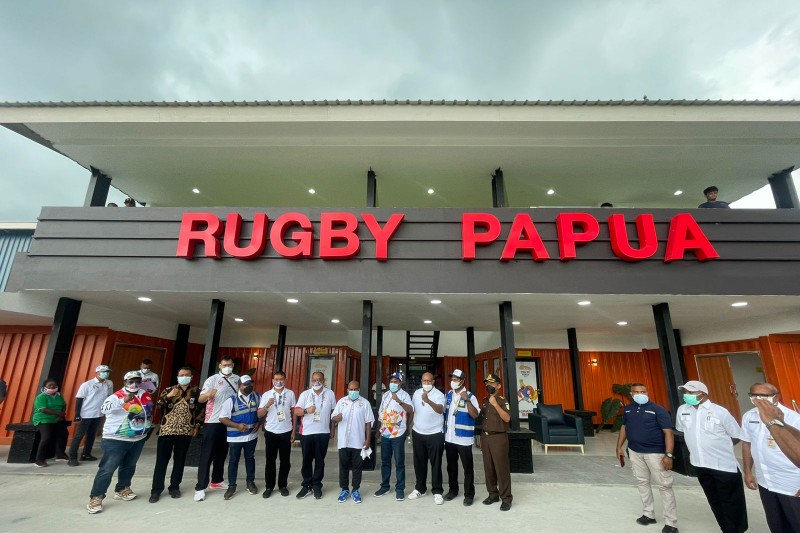 Gubernur Papua Lukas Enembe berfoto bersama dengan rombongan di depan arena rugbi yang baru diresmikan di Lapangan Lanus Silas Papare, Kabupaten Jayapura. ANTARA News Papua/HO-Humas Diskominfo Papua