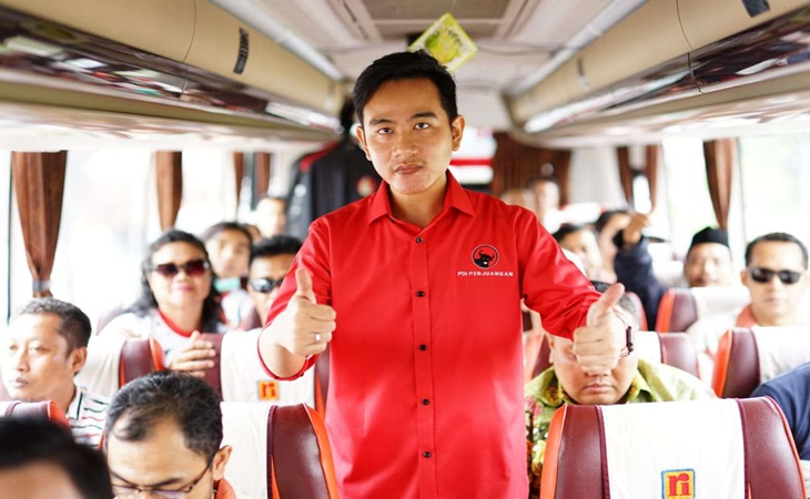 Gibran dalam perjalanan menuju Semarang untuk mendaftar di DPD PDIP Jateng