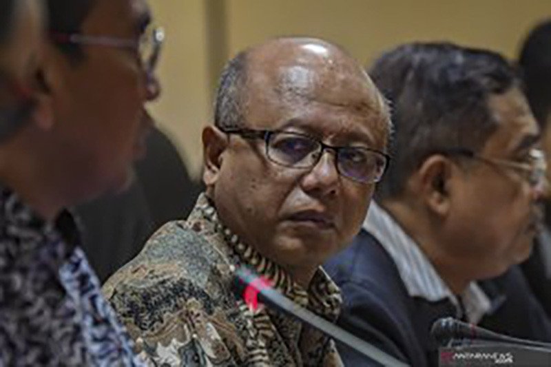 Direktur Utama PT Asuransi Jiwasraya Hexana Tri Sasongko (tengah) bersama Staf Khusus Menteri Badan Usaha Milik Negara (BUMN) Arya Sinulingga (kiri) dan Analis senior bidang Perasuransian Irvan Rahardjo (kanan) menjadi pembicara pada acara diksusi Penyelesaian Gagal Bayar Jiwasraya di kompleks Parlemen, Jakarta, Rabu (15/1/2020). ANTARA FOTO/Muhammad Adimaja/aww.