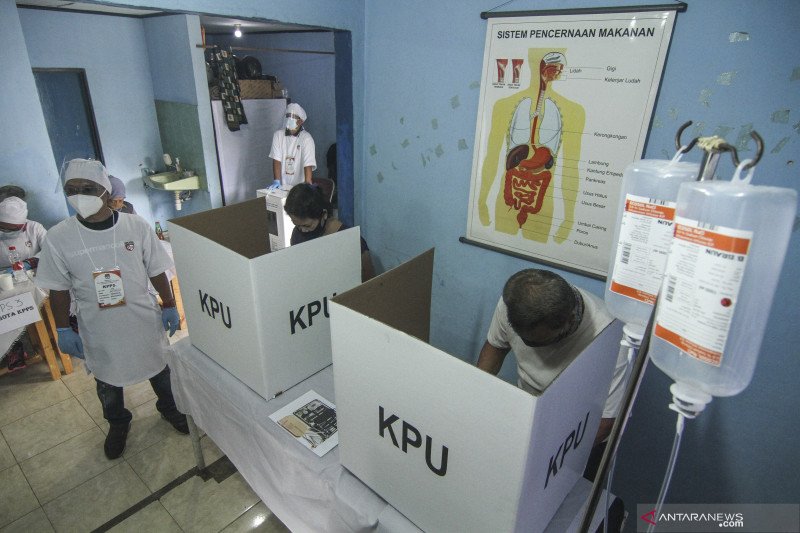 Warga menggunakan hak pilihnya di Tempat Pemungutan Suara (TPS) 56, Mekarjaya, Depok, Jawa Barat, Rabu (9/12/2020). TPS Pilkada Serentak 2020 dengan tema Kesehatan tersebut dibuat untuk menarik warga menggunakan hak pilih dan mengingatkan tentang protokol kesehatan di masa Pandemi COVID-19. ANTARA FOTO/Asprilla Dwi Adha/hp