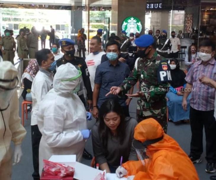 Pengunjung Solo Paragon Mal jalani rapid test, Jumat (22/5). (MP/Ismail)