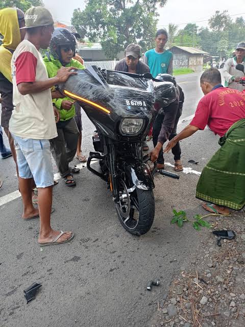 Detik-Detik Harley Bendum Demokrat Hantam Mobil Pick Up Hingga Terpental 100 Meter di Situbondo