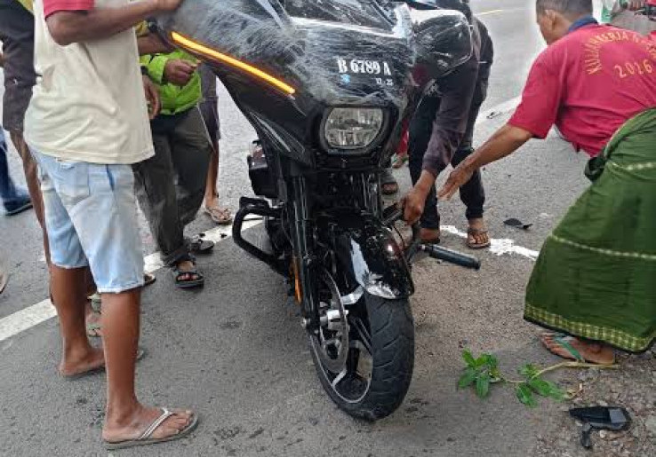 Detik-Detik Harley Bendum Demokrat Hantam Mobil Pick Up Hingga Terpental 100 Meter di Situbondo