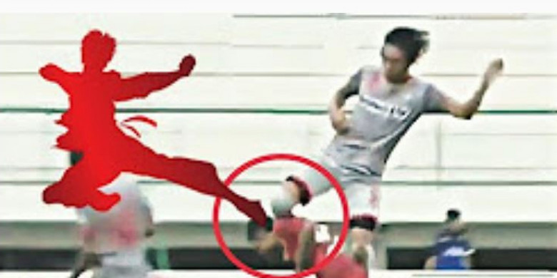 Tendangan Kungfu Pemain Martapura FC ke Kepala Lawan