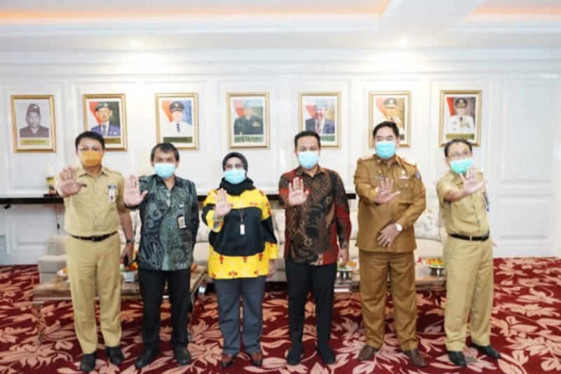 Wakil Ketua KPK Lili Pintauli Siregar (tengah) bersama Plt Gubernur Sulsel Andi Sudirman Sulaiman (tiga kanan) dan Sekda Pemprov Sulsel Andi Hayat Gani (dua kanan) beserta jajaran pejabat Pemda berfoto simbol tolak korupsi di kantor Gubernur Sulawesi Selatan, Kota Makassar, Selasa (16/3/2021). FOTO/HO/Dokumentasi Humas KPK.