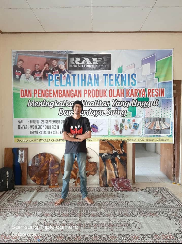 Andhi pada workshop resin di Solo. (Foto istimewa)