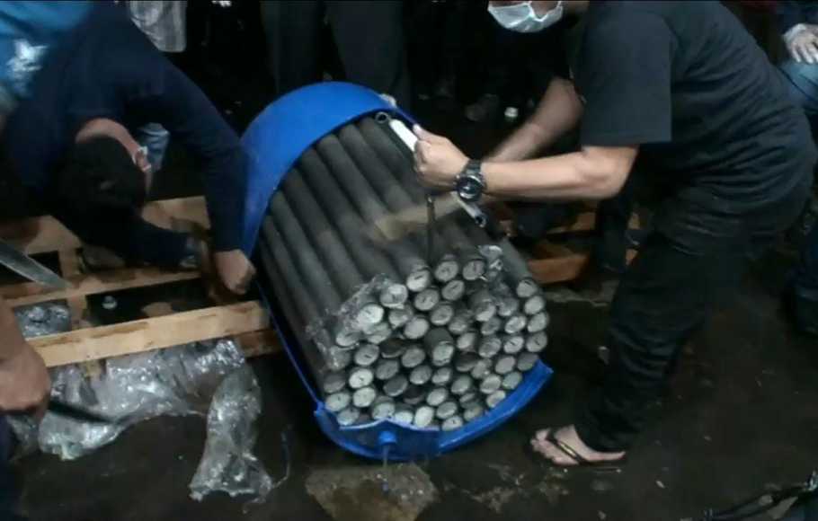 Petugas Badan Narkotika Nasional (BNN) mengamankan setengah ton ganja yang dikemas di dalam paralon mirip lemang di Parung, Bogor, Selasa, 9 Februari 2021. (Foto: Istimewa)