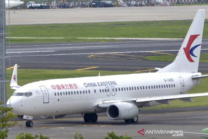 Pesawat milik maskapai penerbangan China Eastern menuju landasan pacu Bandara Internasional I Gusti Ngurah Rai, Bali, Sabtu (8/2/2020). ANTARA/Fikri Yusuf