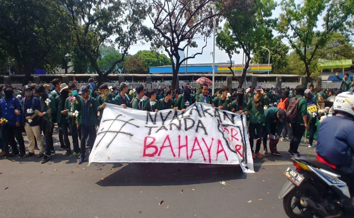 BEM SI menggelar aksi unjuk rasa depan Gedung DPR