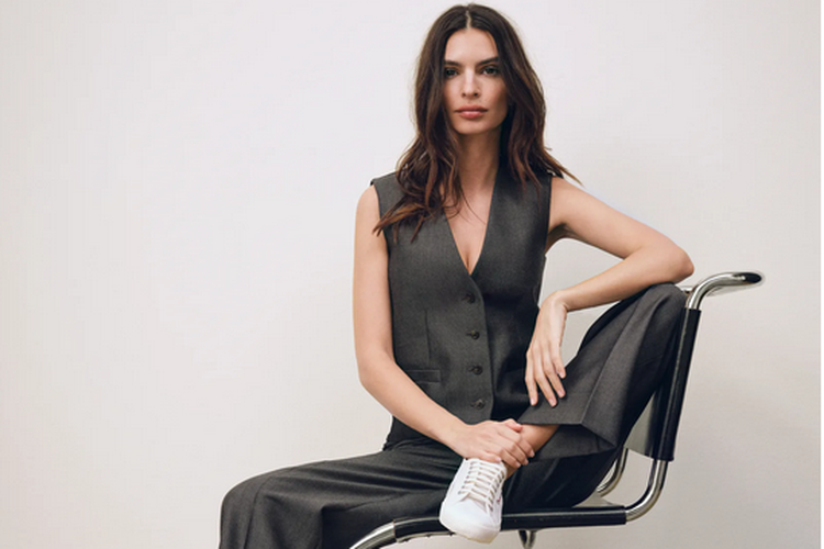 Emily Ratajkowski Berkolaborasi dengan Superga