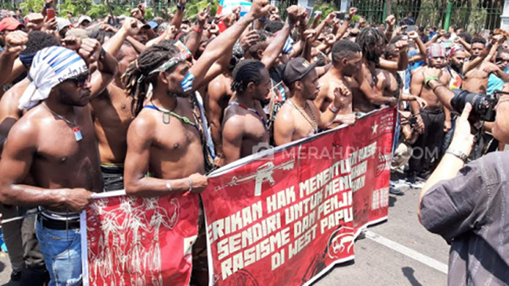 Pemuda Papua melakukan unjuk rasa di depan Istana Negara, Kamis (22/8) (MP/Kanugraha)