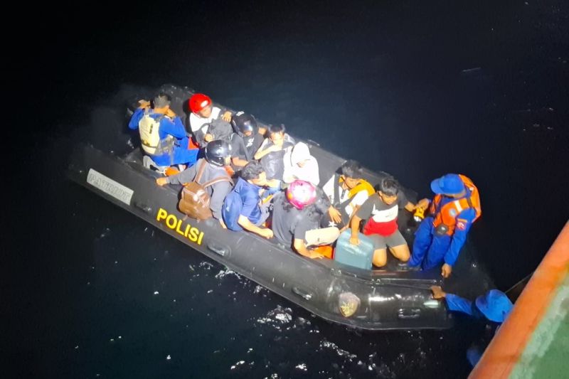 Tim SAR Kendari Evakuasi 345 Penumpang Kapal Kandas, Saat Evakuasi Penumpang Sudah Duduk di Atap Kapal