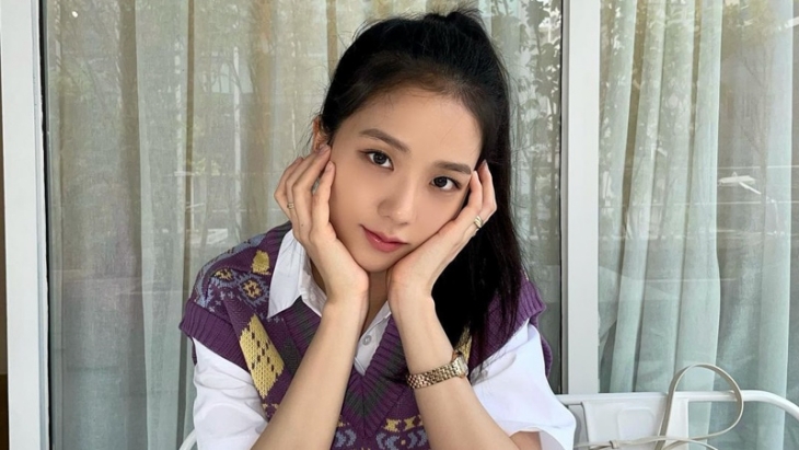 Gaya Mix and Match Rompi Rajut Ala Personel BLACKPINK