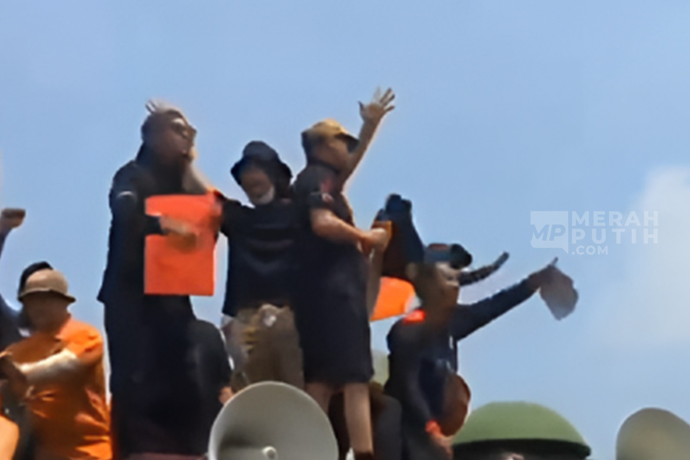 Ketika Massa Kompak Nyanyiin Lagu 