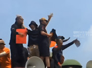 Ketika Massa Kompak Nyanyiin Lagu 