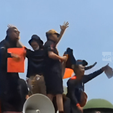 Ketika Massa Kompak Nyanyiin Lagu 