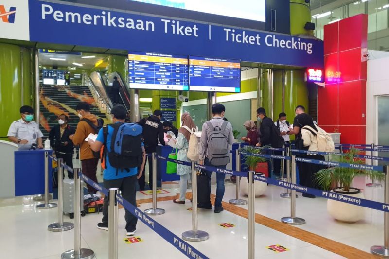 Sejumlah calon penumpang kereta api tengah melakukan verifikasi dokumen perjalanan di Stasiun. (PT KAI)