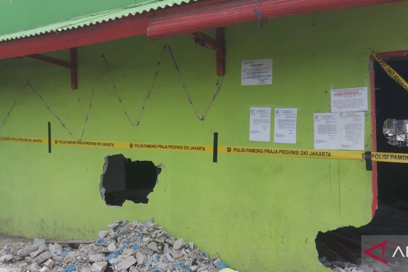 Puluhan Kafe Tak Berizin di Jakut Dibongkar Satpol PP