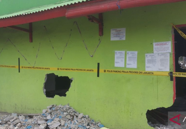 Puluhan Kafe Tak Berizin di Jakut Dibongkar Satpol PP