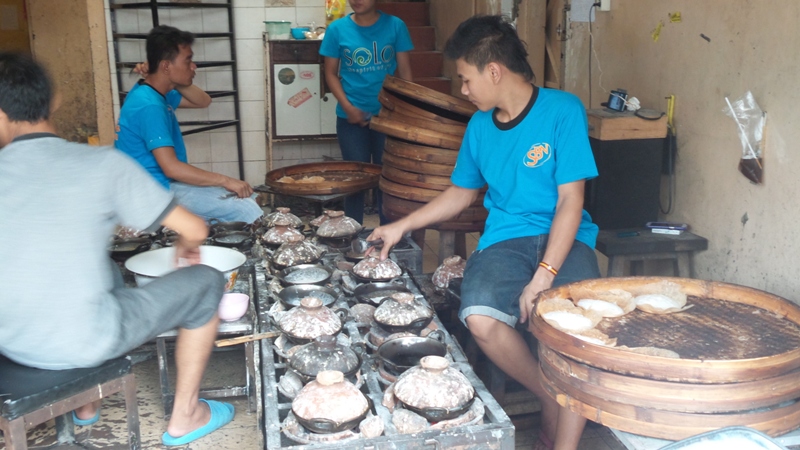 Sejumlah pegawai Srabi Notosuman sedang membuat adonan srabi. Di musim liburan kemarin, banyak masyarakat yang datang dan juga tertarik melihat proses pembuatannya secara langsung
