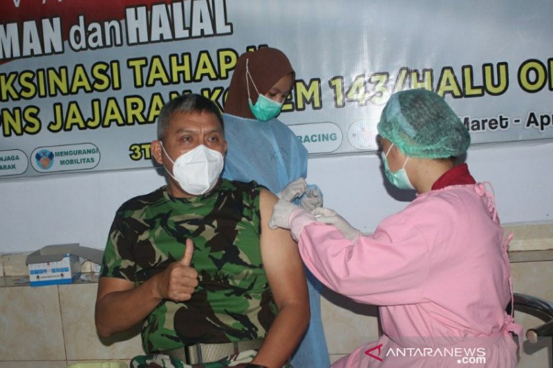 Komandan Korem 143/Haluoleo Brigjen TNI Jannie Aldrin Siahaan saat mendapatkan suntikan vaksin sinovac di Kendari, Rabu (10/3/2021) ANTARA/Harianto