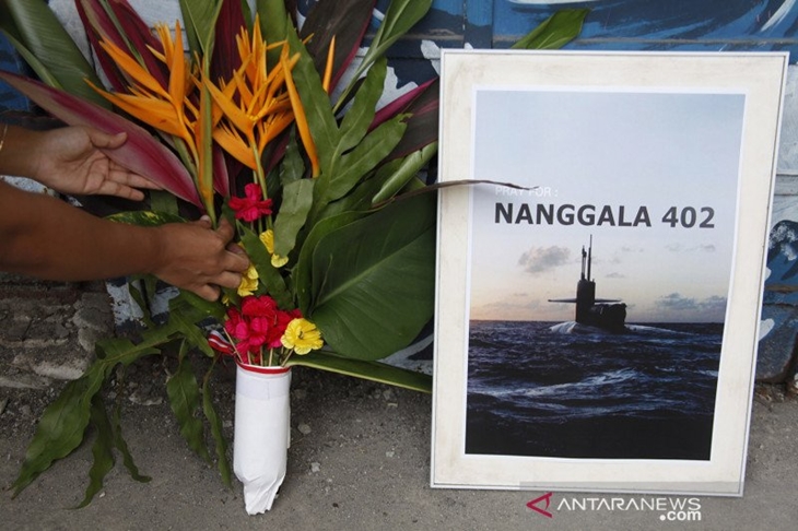 Ilustrasi - Warga di Solo, Jawa Tengah, Minggu (25/4), membawa bunga dan berdoa untuk seluruh awak kapal selam KRI Nanggala-402 yang hilang di perairan utara Pulau Bali. ANTARA FOTO/Maulana Surya