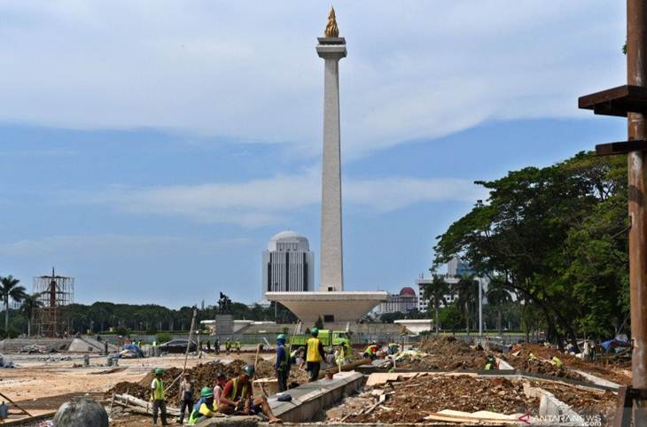 Sejumlah buruh mengerjakan pembangunan Plaza Selatan Monumen Nasional (Monas) di Jakarta, Rabu (22/1/2020). ANTARA FOTO/Aditya Pradana Putra/foc. (ANTARA/ADITYA PRADANA PUTRA)