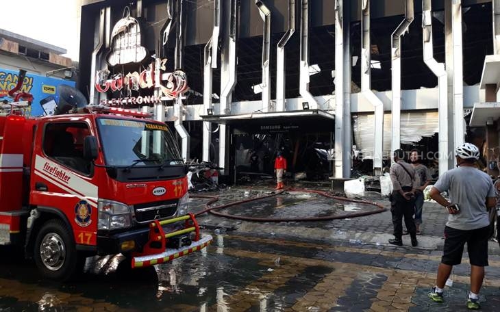 Toko Candi Elektronik di Jalan Slamet Riyadi Solo, Jawa Tengah terbakar, Selasa (9/6). (MP/Ismail)