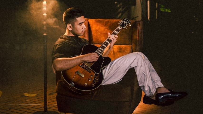 Jo Soegono Rilis Album Debut 'Prof Jo', Suguhkan Kisah Hangat dan Jujur dalam 9 Lagu