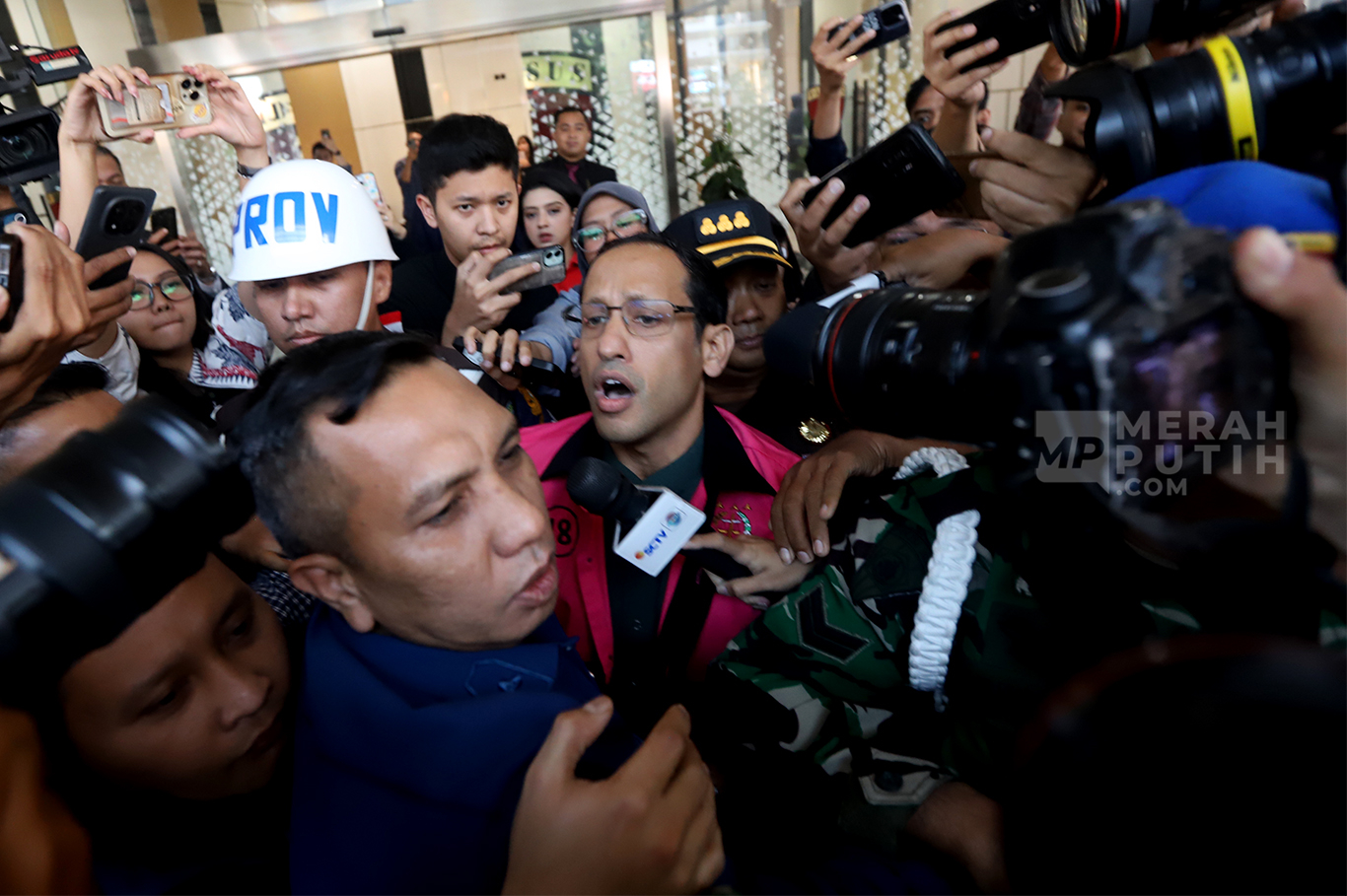 Tersangka Korupsi Pengadaan Laptop Chromebook  dan Mantan Mendikbudristek Nadiem Makarim memakai rompi pink saat memasuki mobil tahanan di Gedung Bundar, Kejaksaan Agung, Jakarta, Kamis (4/8/2025).