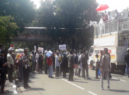 Unjuk Rasa Depan Gedung MK, Massa Baca Alquran dan Orasi