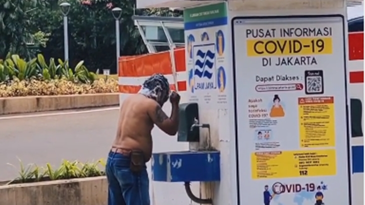Viral Pria Keramas di Tempat Cuci Tangan Sudirman, Wagub DKI: Terima Kasih Ngab