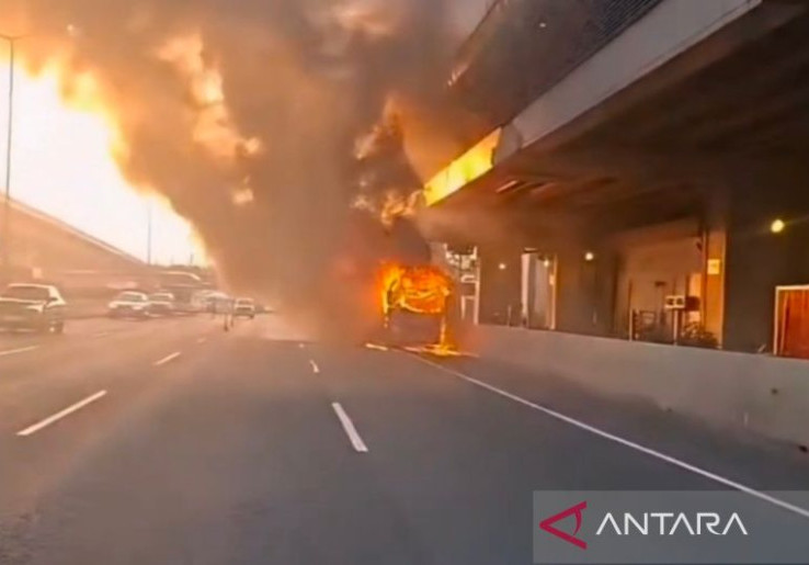 Bus Wisata Ziarah Makam Wali Songo Habis Terbakar di Tol Cikampek