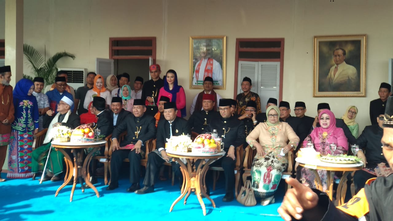 Gubernur DKI Jakarta Anies Baswedan menghadiri festival Lebaran Betawi ke-12 yang digelar di Monumen Nasional (Monas), Jakarta Pusat pada Minggu (21/7).. Foto: MP/Ponco