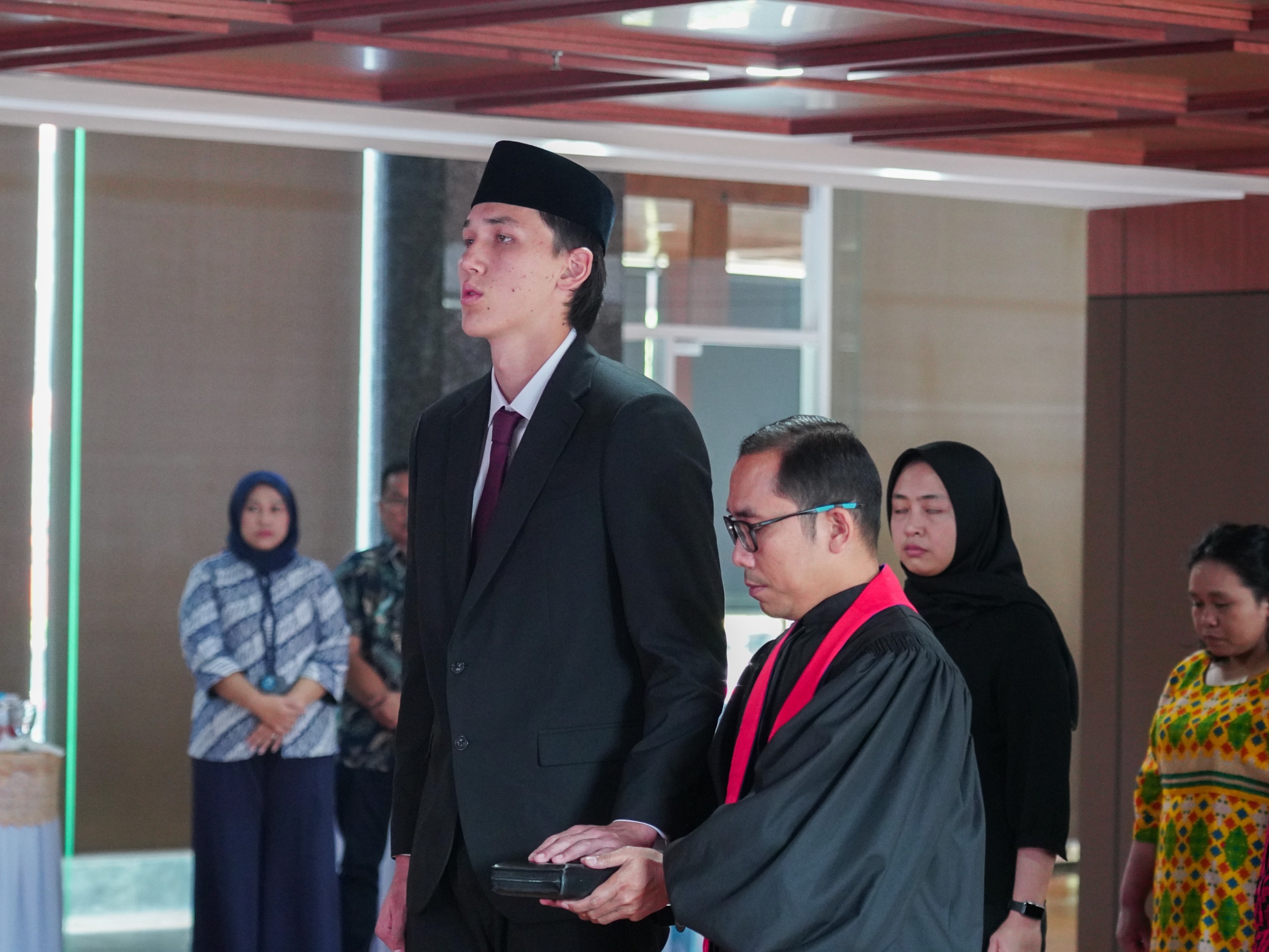 Ketum PSSI Erick Thohir Soroti Postur Tubuh Mitchell Baker Setelah Resmi Jadi WNI
