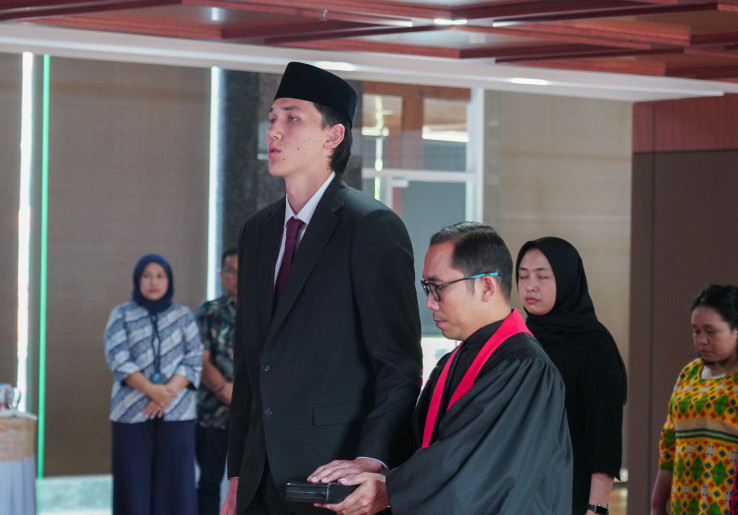 Ketum PSSI Erick Thohir Soroti Postur Tubuh Mitchell Baker Setelah Resmi Jadi WNI
