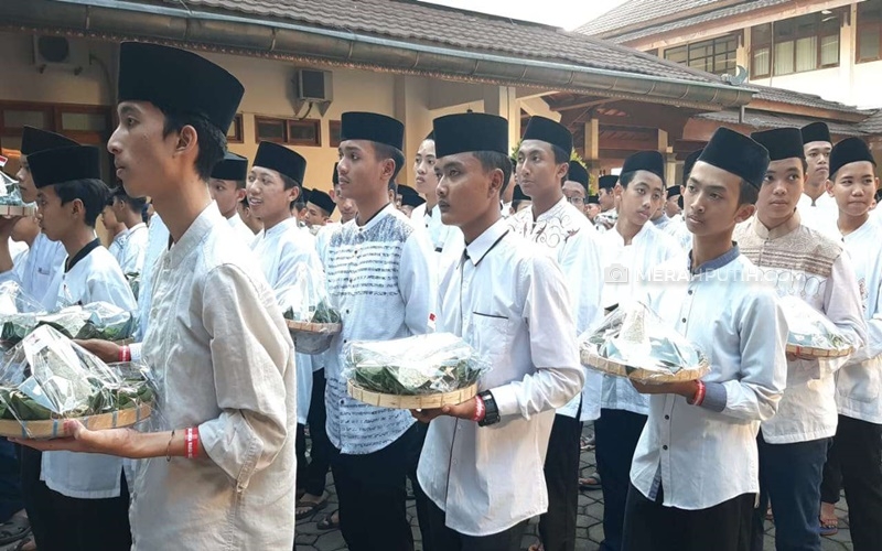  Rayakan Kemenangan Jokowi, Ribuan Warga Solo Adakan Umbul Donga dan Potong 1001 Tumpeng