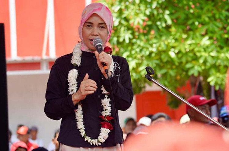 Siti Atikoh Supriyanti saat menyapa para relawan Ganjar-Mahfud