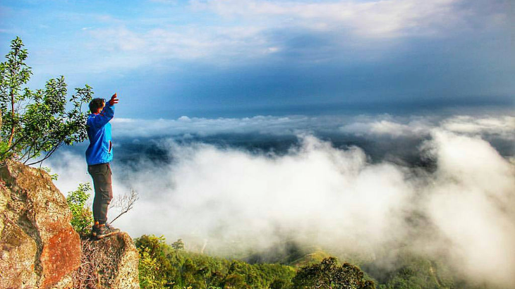 Menatap Samudera Awan di Puncak Bukit Suligi Rohul