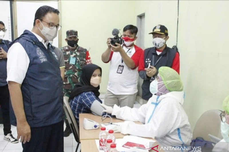 Gubernur DKI Jakarta Anies Baswedan didamping Pelaksana tugas walikota Jakarta Selatan Isnawa Adji meninjau vaksinasi massal di SMA 26 Jakarta Selatan, Sabtu (14/8/2021). ANTARA/HO-Sudin Kominfotik Jakarta Selatan