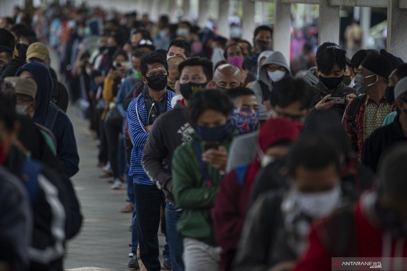 Sejumlah calon penumpang Kereta Rel Listrik (KRL) Commuterline antre memasuki Stasiun KA Bogor di Kota Bogor, Jawa Barat, Senin (29/6/2020). ANTARA FOTO/Aditya Pradana Putra/hp.