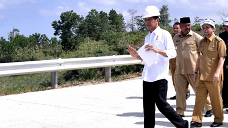 Presiden Joko Widodo meninjau lokasi bakal ibukota negara di Samboja, Kutai Kartanegara, 50 km utara Balikpapan, Kalimantan Timur, Selasa 7/5. (biro press setpres RI)