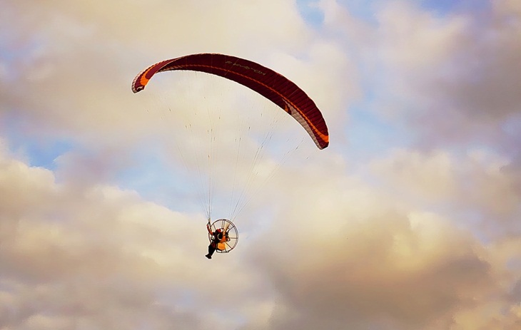 Paket terbang paramotor bisa sampai ke Geopark Ciletuh. (Foto: Pixabay/photo-graphe)