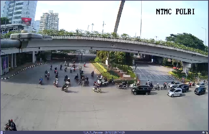 Situasi arus lalu lintas di Traffic Light Pancoran terpantau ramai lancar. (Foto: MP/Twitter.com/TMCPoldaMetro)