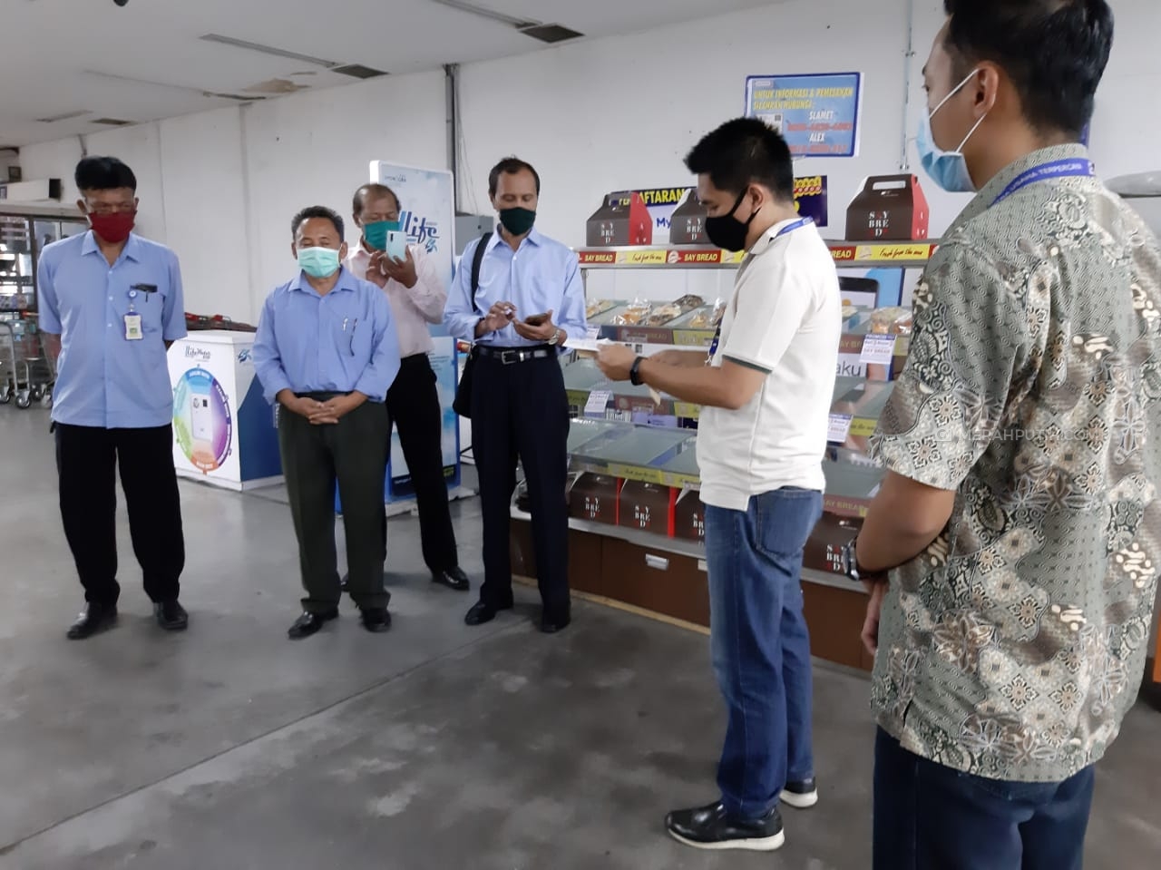 Karyawan suparmarket Indogrosir di Yogyakarta. (Foto: MP/Teresa Ika)