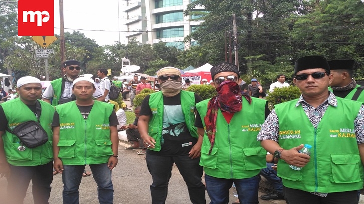  Ratusan Massa Gerakan Muslim Kalbar Kawal Sidang Ahok 
